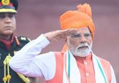 देशभर में स्वतंत्रता दिवस की धूम, मोदी ने लालकिले पर फहराया तिरंगा